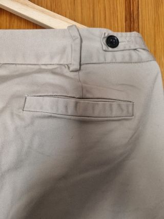 Pantalón beige acampanado