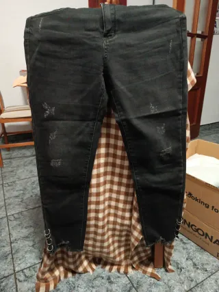 Jeans ajustados negros con anillos