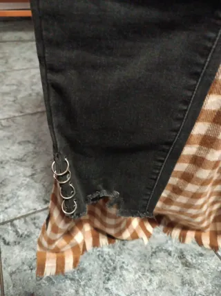 Jeans ajustados negros con anillos