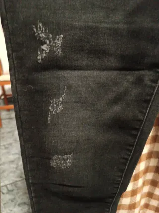 Jeans ajustados negros con anillos