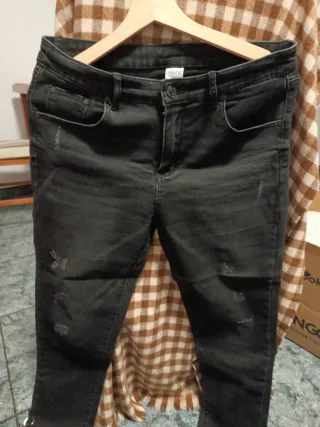 Jeans ajustados negros con anillos