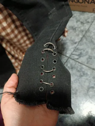 Jeans ajustados negros con anillos