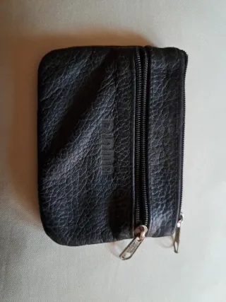 Carterita de piel negra con cremallera