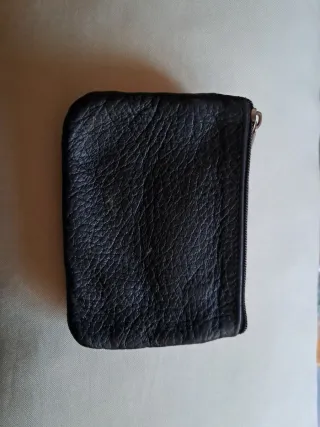 Carterita de piel negra con cremallera