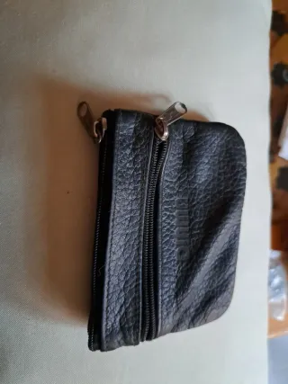 Carterita de piel negra con cremallera