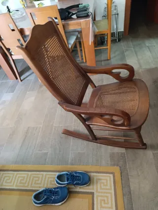 Sedia a dondolo in legno con rattan