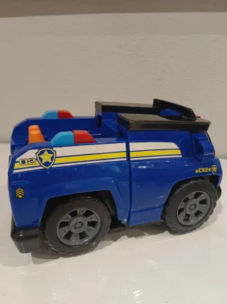Coche de policía patrulla canina