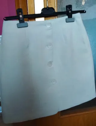 Falda blanca con botones y otras faldas más