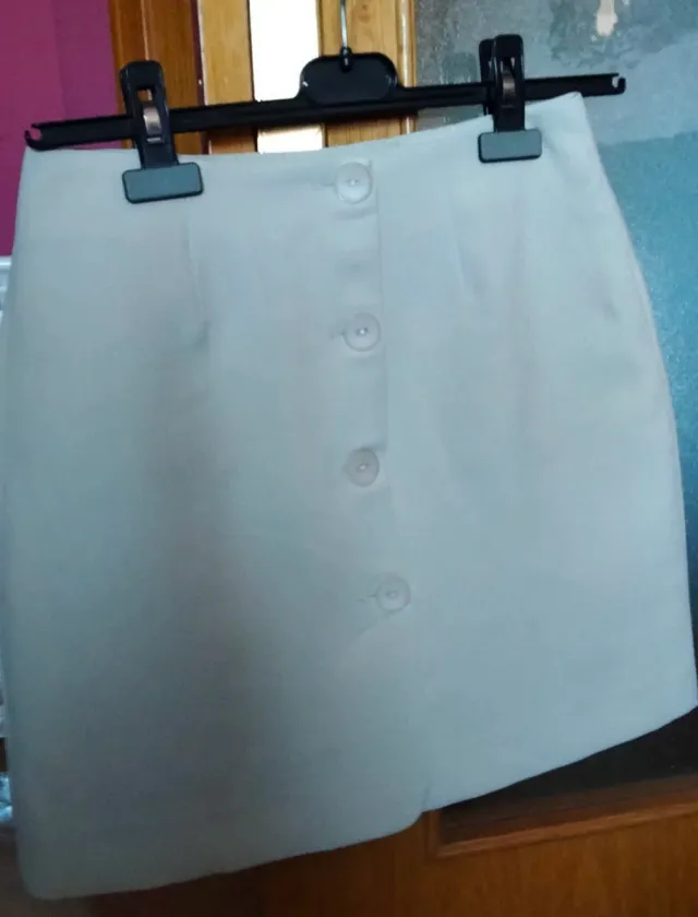 Falda blanca con botones y otras faldas más