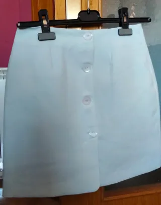Falda blanca con botones y otras faldas más