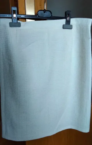 Falda blanca con botones y otras faldas más