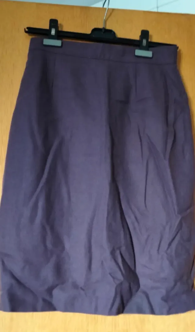 Falda blanca con botones y otras faldas más