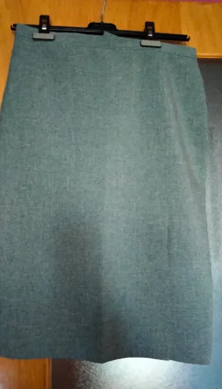 Falda blanca con botones y otras faldas más