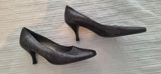 Zapatos de tacón bajo grises