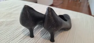 Zapatos de tacón bajo grises