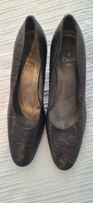 Zapatos de tacón bajo grises