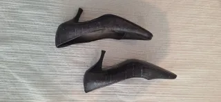 Zapatos de tacón bajo grises