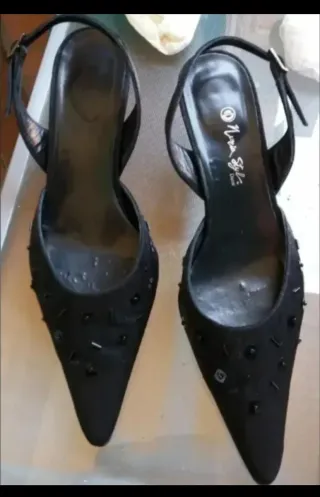 Sandalias de tacón Negro Adornadas.