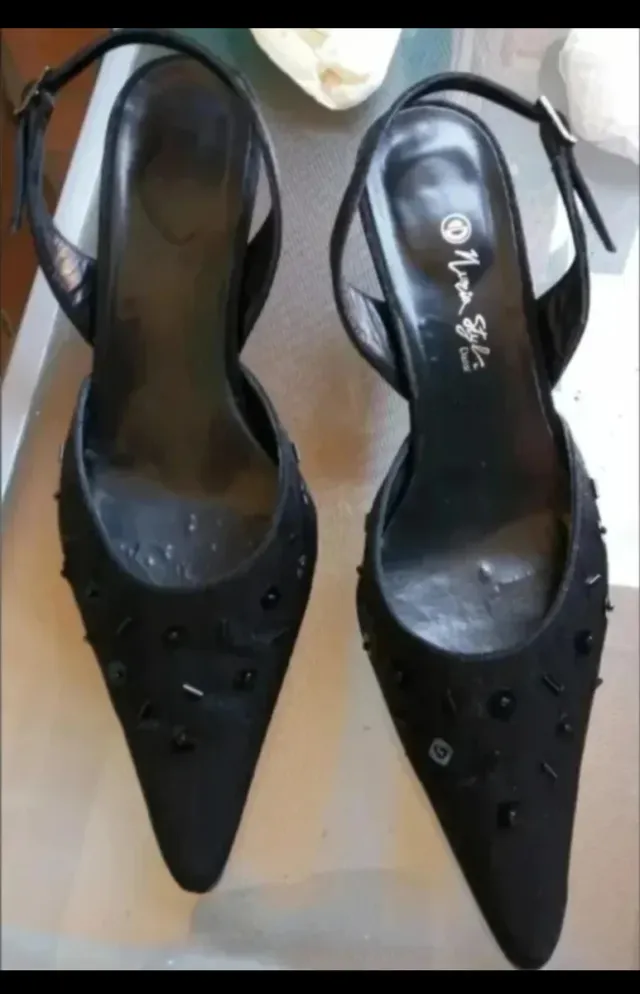 Sandalias de tacón Negro Adornadas.