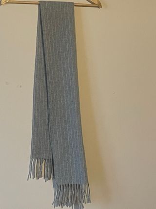 Bufanda gris con rayas finas