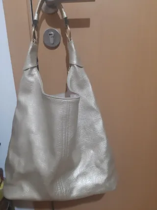 Bolso de hombro dorado
