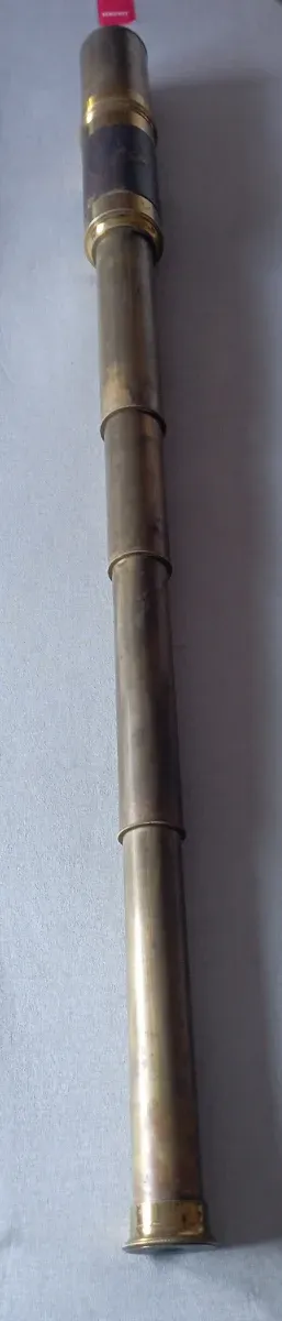 Catalejo de latón antiguo