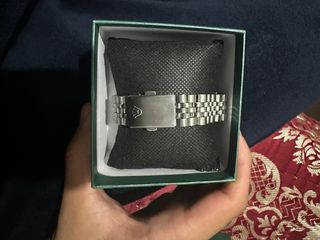 Reloj elegante plateado