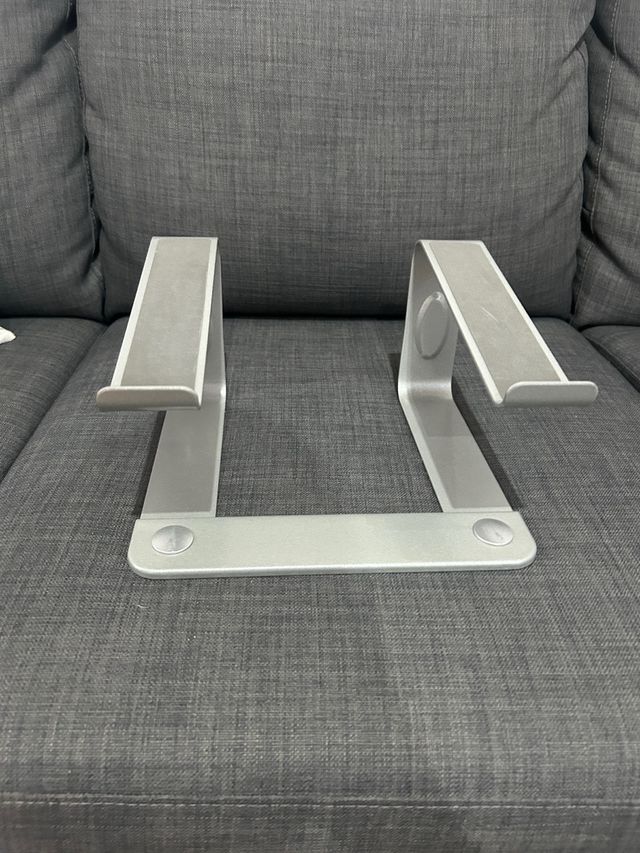 Soporte metálico para ordenador