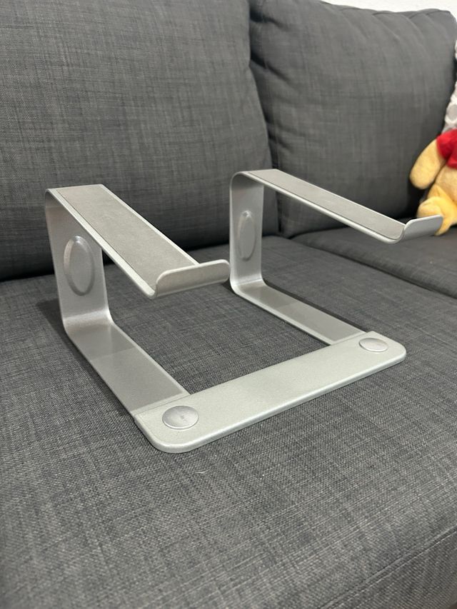 Soporte metálico para ordenador