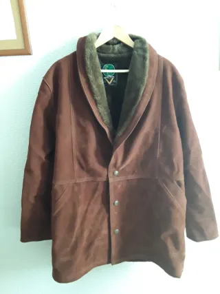 Abrigo marrón con cuello de pelo