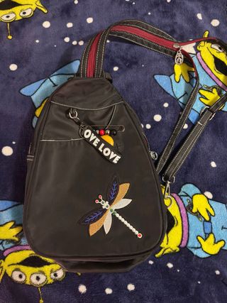 Mochila negra con diseño de libélula