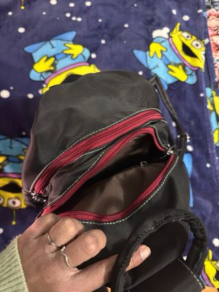 Mochila negra con diseño de libélula