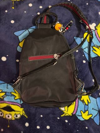 Mochila negra con diseño de libélula