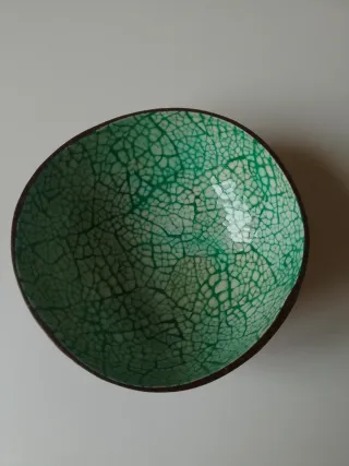Cuenco de coco con diseño craquelado
