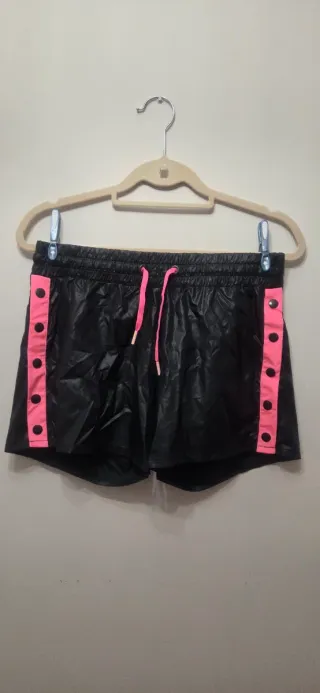 Pantalón corto deportivo negro y rosa
