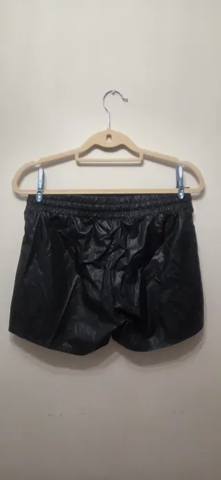 Pantalón corto deportivo negro y rosa