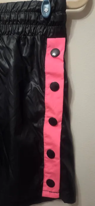 Pantalón corto deportivo negro y rosa