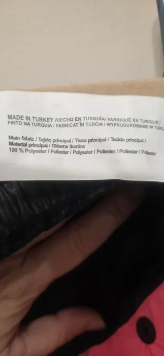 Pantalón corto deportivo negro y rosa