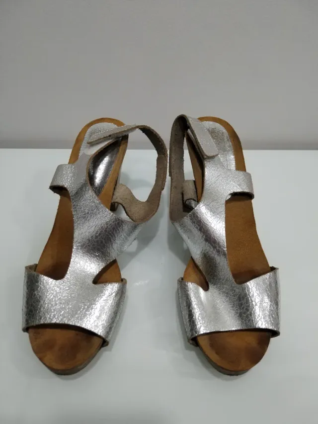 Sandalias de piel plateadas