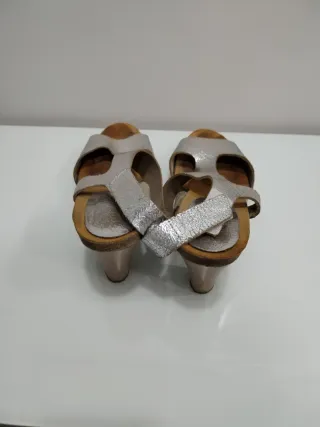 Sandalias de piel plateadas