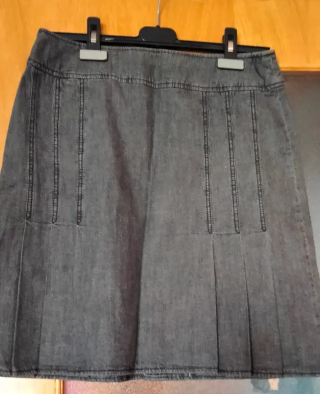 Falda gris y de otros colores