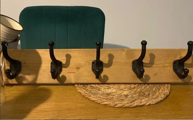 Perchero de madera con ganchos negros