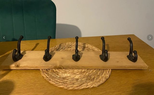 Perchero de madera con ganchos negros