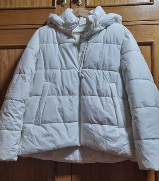 Plumas blanco con capucha