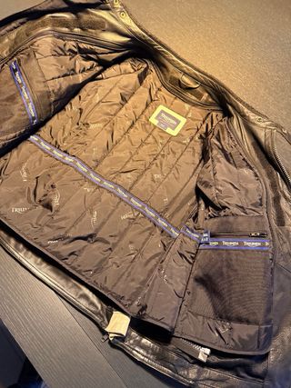 Chaqueta de moto Triumph de cuero original.