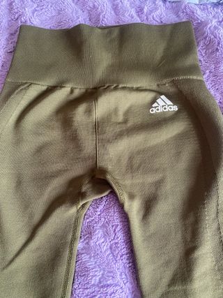 Leggings Adidas cortos verde oliva