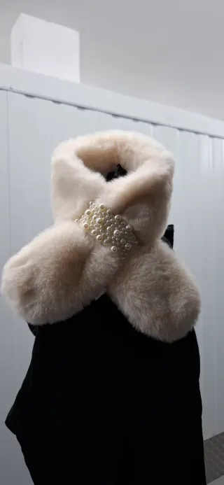 Bufanda beige con perlas
