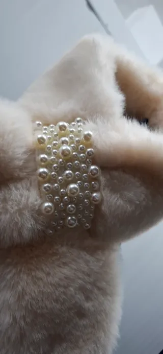 Bufanda beige con perlas