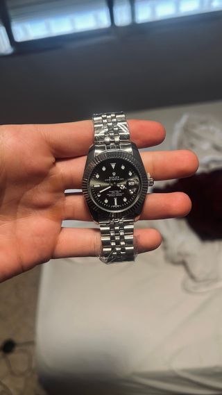 Reloj negro y plateado