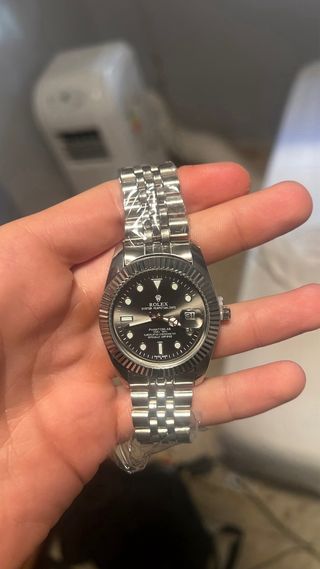 Reloj negro y plateado